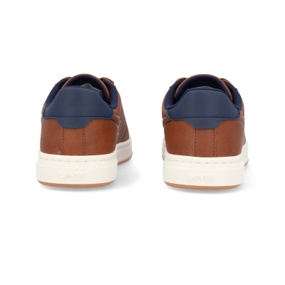 Par de sapatilhas castanhas e azul escuro com sola branca vistas de trás