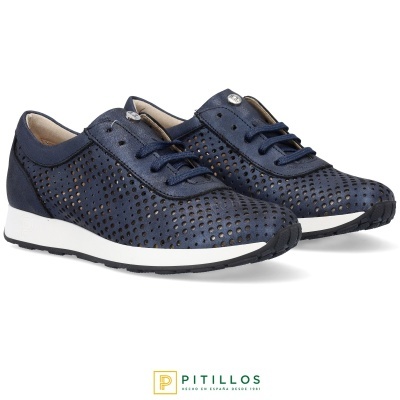 Ténis azuis escuros perfurados com sola branca e preta e atacadores azuis