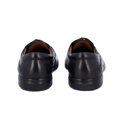 Sapatos pretos em couro vistos de trás