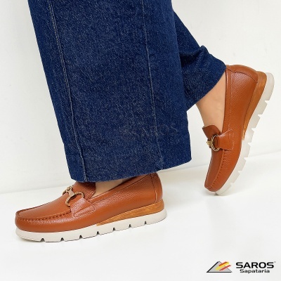 Sapatos de couro castanho com sola branca e detalhe metálico