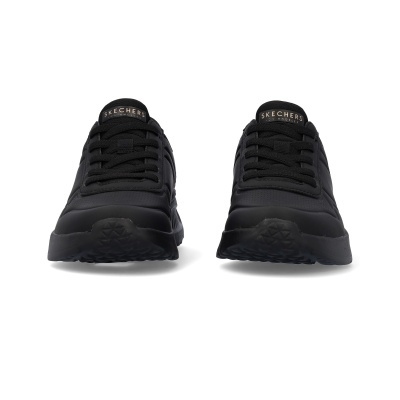 Sapatilhas pretas Skechers com sola e cordões pretos