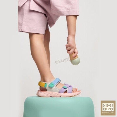 Sandálias Gioseppo multicoloridas para criança com tiras ajustáveis em cores pastel e sola rosa