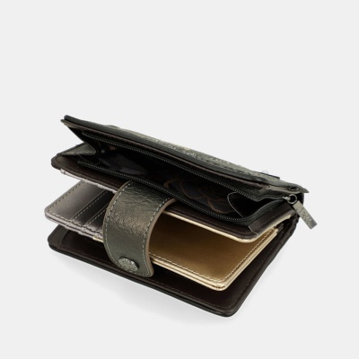 Carteira de couro cinza aberta mostrando compartimentos internos