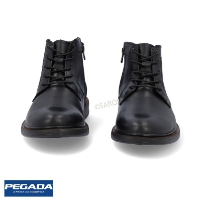 Botas de cabedal preto com atacadores pretos e sola preta com detalhe castanho em fundo branco