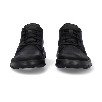 Par de sapatos pretos de pele com atacadores e sola preta