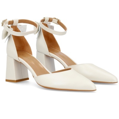 Sapatos de salto alto brancos com tira no tornozelo e laço