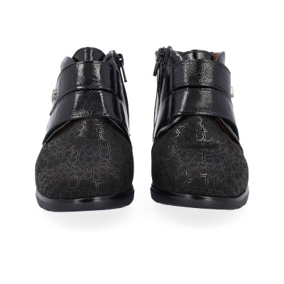 Par de sapatos pretos com padrão pele de crocodilo e tira em verniz preto.