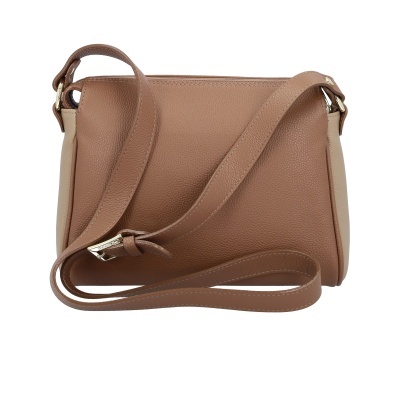 Mala de ombro em pele castanha com detalhes laterais em bege