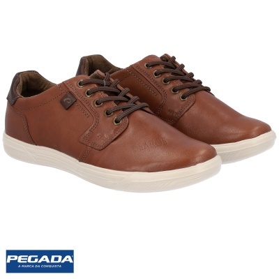 Sapatos masculinos castanhos em pele com sola branca e atacadores marrons