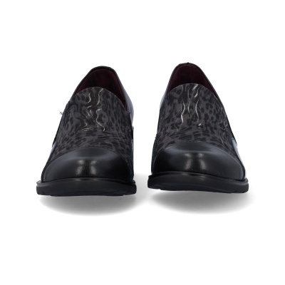 Par de sapatos pretos com padrão animal print cinza escuro e detalhes em couro preto