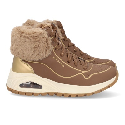 Bota feminina castanha com pelo sintético bege e sola branca antiderrapante.