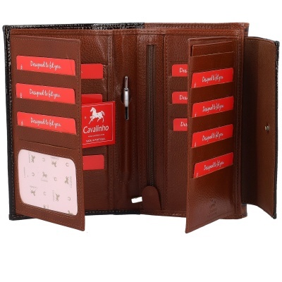 Carteira feminina em couro castanho com vários cartões vermelhos inseridos e etiqueta Cavalinho