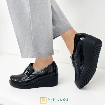 Sapatos mocassim pretos verniz com sola plataforma e hebilla prateada