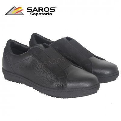 Sapatos pretos de couro e material texturizado com sola de borracha