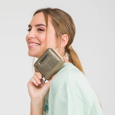 Carteira compacta em pele sintética de cor bronze com textura em relevo