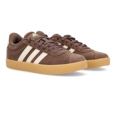 Sapatilhas Adidas castanhas em camurça com riscas brancas e sola cor de mel.