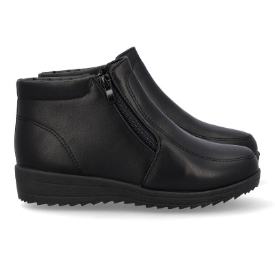 Botas pretas em material sintético com fecho lateral e sola preta antiderrapante