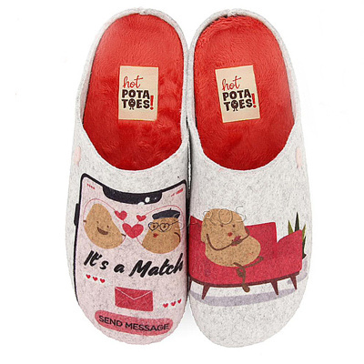 Chinelos cinza em feltro com interior vermelho e estampas divertidas de batatas.