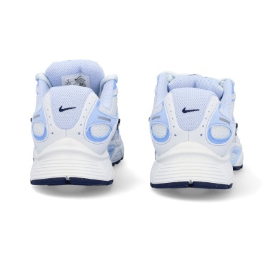 Sapatilhas desportivas Nike azul claro e branco vistas de trás.