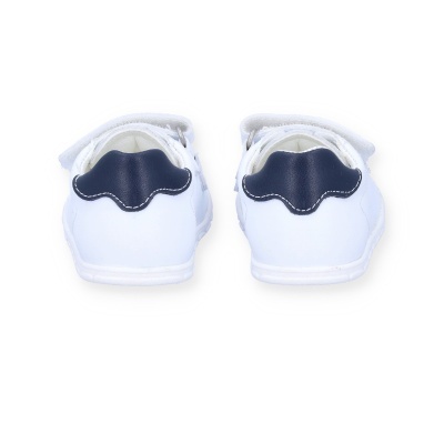 Par de sapatilhas brancas com detalhe preto nas costas em fundo branco