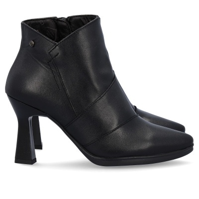 Botas de salto alto pretas em pele com bico fino e salto em bloco