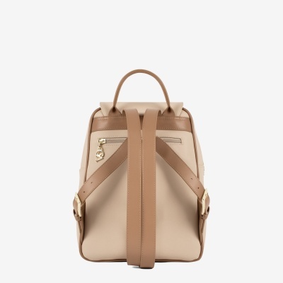 Mochila bege com detalhes em pele castanha e fecho dourado