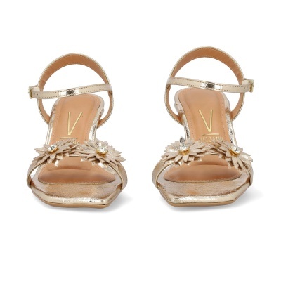 Sandálias femininas douradas com flores decorativas