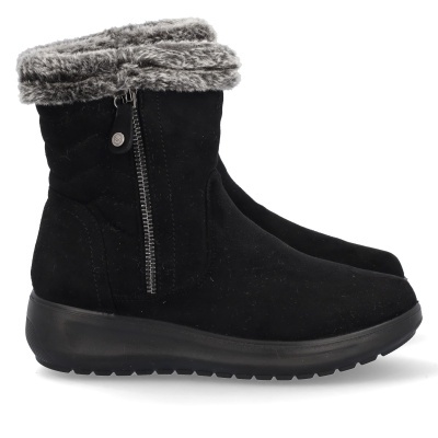 Botas pretas com fecho de correr lateral e pala com pelo cinzento claro.