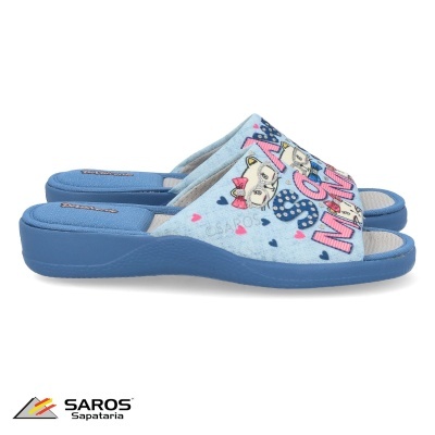 Chinelos azuis com desenhos de gatinhos e texto 'MEOW'.