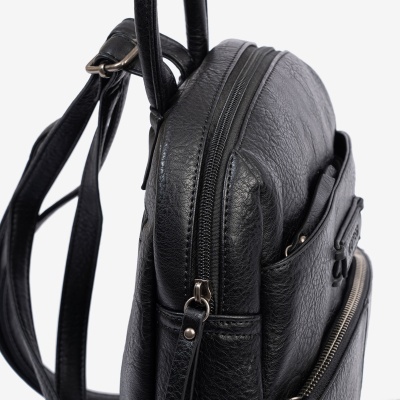 Mochila preta com fecho de correr e bolso frontal