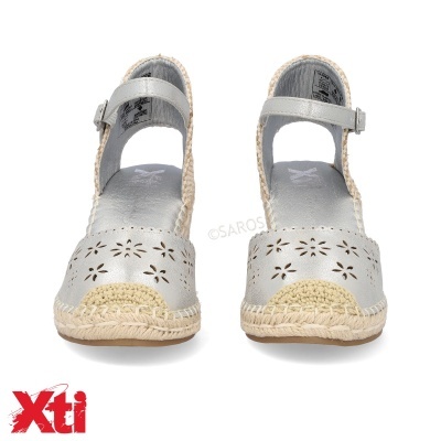 Sandálias femininas prateadas com padrão floral e sola de cortiça