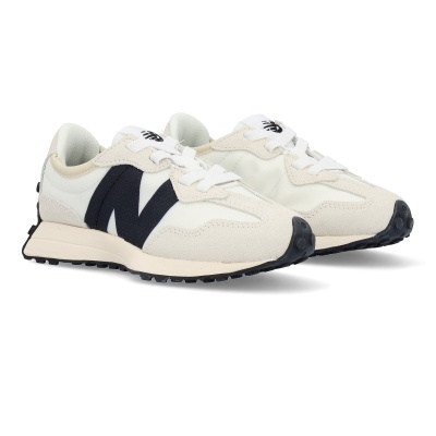 Ténis New Balance em tons de bege e branco com logo preto nas laterais.