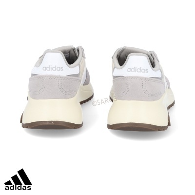 Ténis Adidas cinza claro e branco vistos de trás com sola bege e castanha