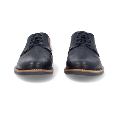 Sapatos masculinos derby em couro azul escuro com textura granulada e sola castanha