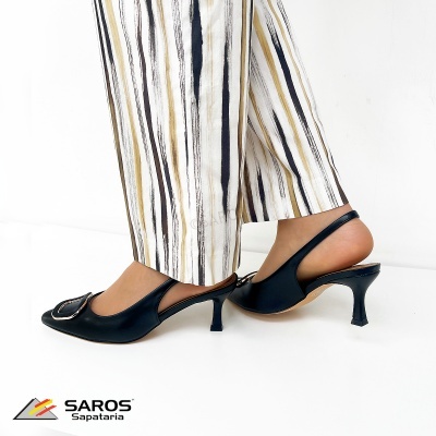 Sapatos de salto médio pretos com calças de riscas verticais