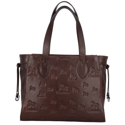 Mala castanha em pele com padrão em relevo e alças