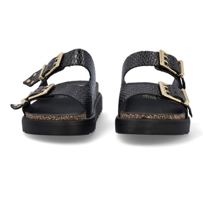 Par de sandálias pretas com textura e fivelas douradas