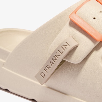 Sandália sintética bege com fivela laranja e etiqueta D.FRANKLIN
