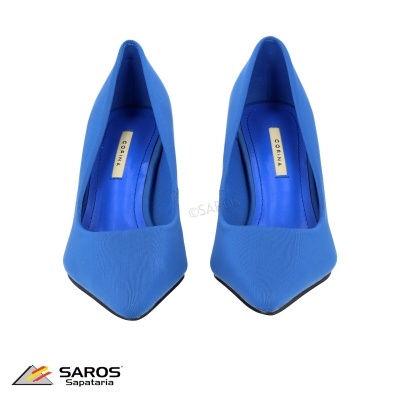 Par de sapatos de salto alto azuis com etiqueta CORINA e logo SAROS Sapataria