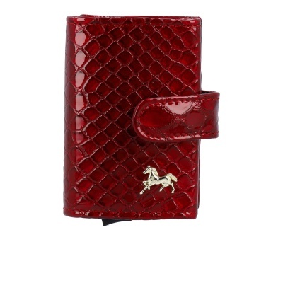 Carteira vermelha em couro verniz com padrão de escamas e detalhe metálico dourado