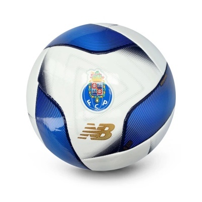 Bola de futebol branca e azul com logo do FC Porto e marca New Balance