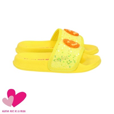 Chinelos amarelos com estampas de laranjas e brilhos