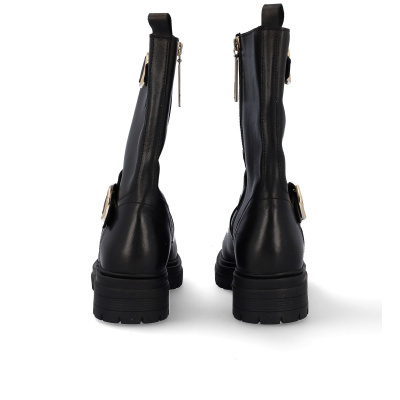 Botas pretas cano médio com fecho e fivela dourada vistas de trás
