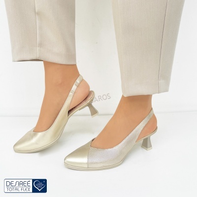 Sapatos slingback dourados com cristais e salto médio em fundo branco