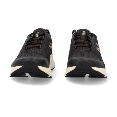 Ténis desportivos pretos New Balance com sola branca