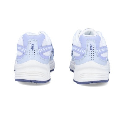 Sapatilhas desportivas Nike brancas e lavanda vistas de trás
