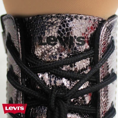 Calçado prateado com textura de pele de réptil e atacadores pretos da marca LEVI'S