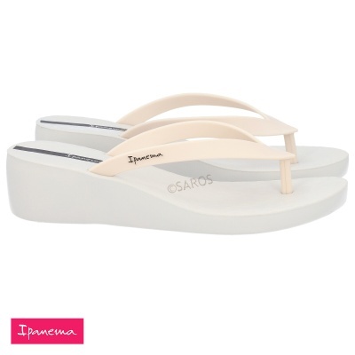 Chinelos brancos com tiras bege e sola elevada da marca Ipanema