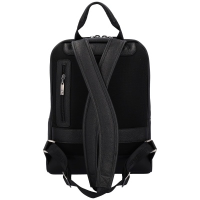 Mochila preta vista de trás com alças largas acolchoadas e bolso com fecho