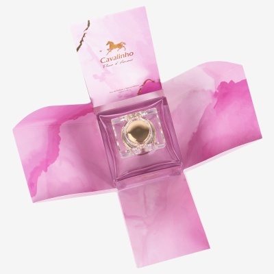 Frasco de perfume Cavalinho fleur damour dentro de embalagem rosa aberta